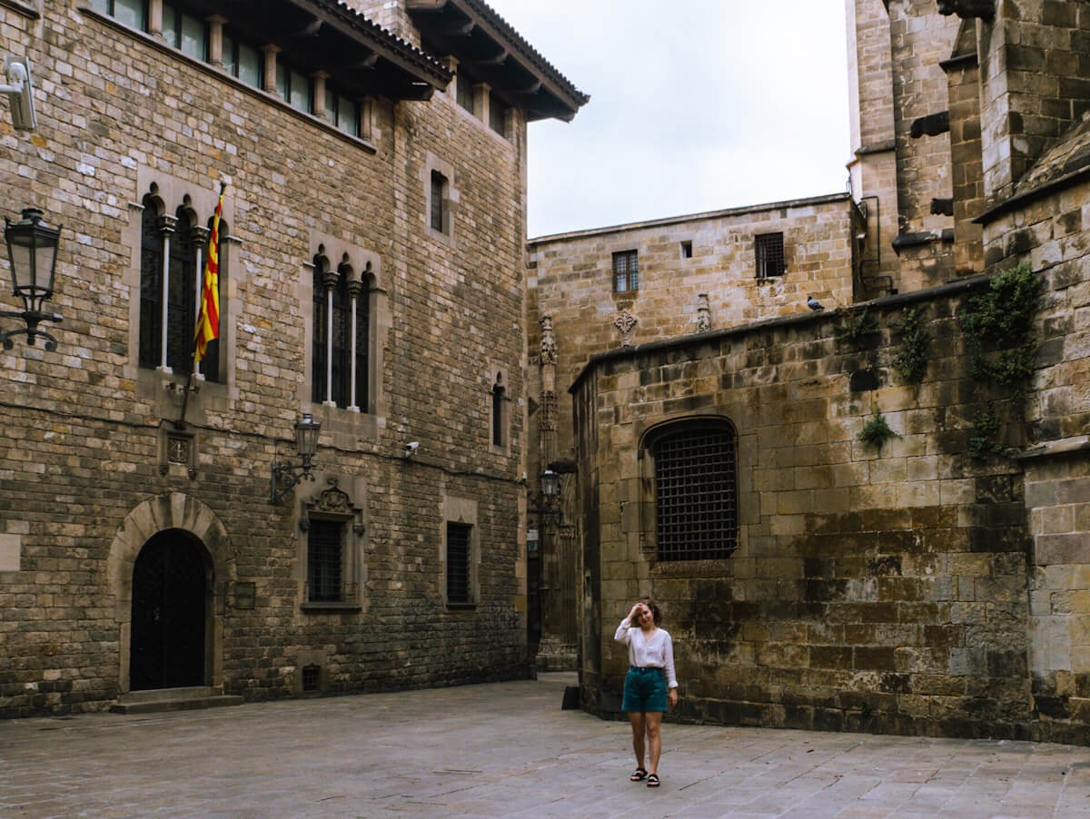 is barcelona safe for solo female travellers